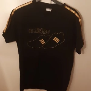 Adidas-tshirt - Skriv för mer info/fler bilder! Finns i gbg men kan även skickas. Katt finns i hemmet!