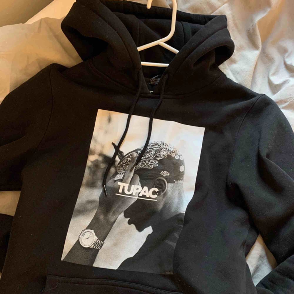Snygg Tupac hoodie från Junkyard | Plick Second Hand