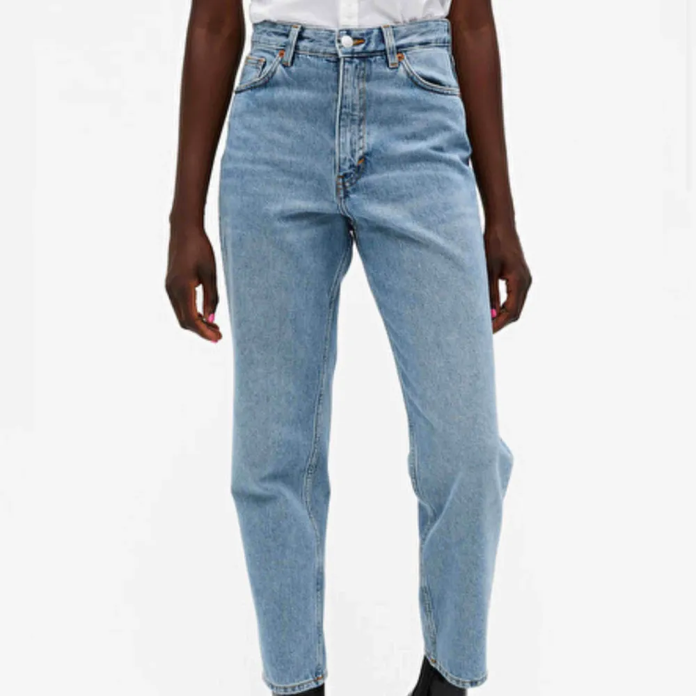 Jeans från monki i modellen taiki balloon leg. Storlek 24. Köpta av en annan tjej här på Plick men tyvärr passade dem inte så därför säljer jag dom. 200kr + frakt. Jeans & Byxor.