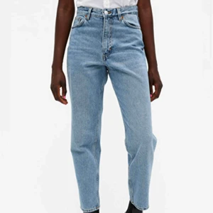  - Jeans från monki i modellen taiki balloon leg. Storlek 24. Köpta av en annan tjej här på Plick men tyvärr passade dem inte så därför säljer jag dom. 200kr + frakt