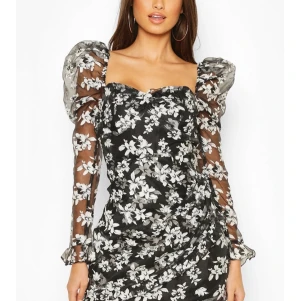 Svart blommig klänning storlek 36 - Klänning med mesh-ärmar inte särskilt tajt, aldrig använd. Frakt ingår