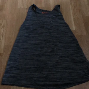 Tränigströja strl xs  - Säljer denna supersnygga tränings linnet med en liten snörning där bak för 30kr. Aldrig använt den då den är väldigt stor för mig! Den är i strl xs.