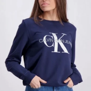 Calvin Klein tröja  - Säljer denna tröja då det inte är min stil längre. Kostade runt 1000kr när jag köpte den men säljer den för 240 