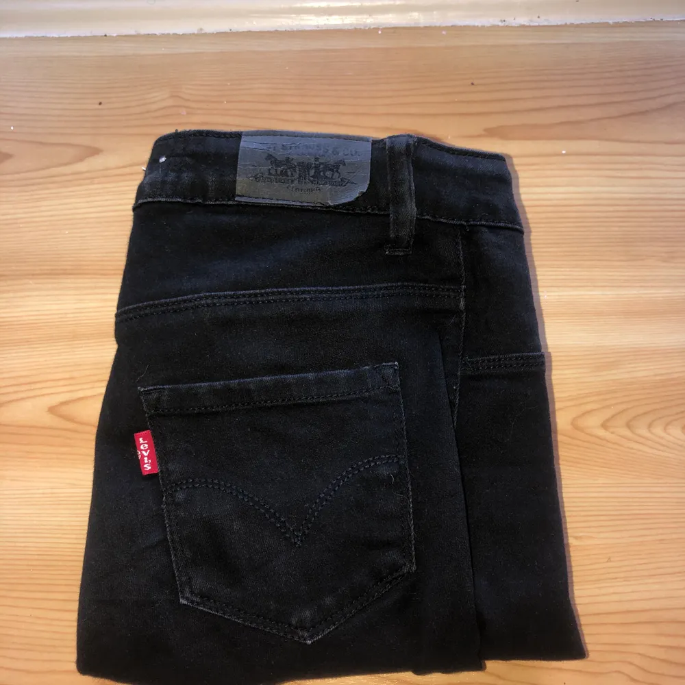 Svarta Levi’s jeans, knappt använda, köpare står för frakten!🙂. Jeans & Byxor.