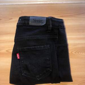 Svarta Levi’s jeans, knappt använda, köpare står för frakten!🙂