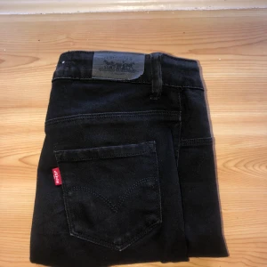 Svarta Levi’s jeans - Svarta Levi’s jeans, knappt använda, köpare står för frakten!🙂