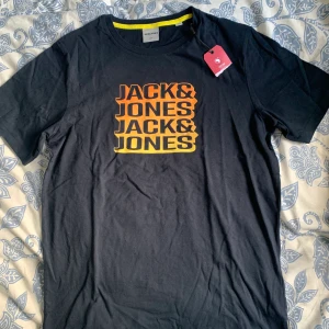 T-shirt, jack&jones - En oanvänd jack&jones t-shirt i storlek L(herrstorlek) men passar lika bra på en tjej med storlek M/L som vill ha lite oversize 