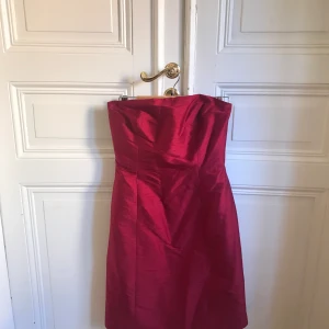 Ann Taylor - Red Ann Taylor dress. 100% sill.