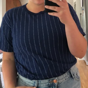 Lee T-shirt  - Snygg T-shirt från Lee Jeans! Sparsamtanvånd och är i ett bra skick! Storlek L men passar nog S-M också om man vill ha den lite oversized:)💕💕