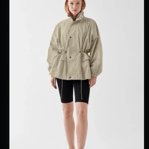 ”Croppad” Parka - Endast använd ett fåtal gånger. Jackan är väldigt gott skick! Skriv gärna vid intresse 🥰