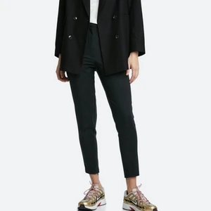 Kostymbyxor - (Lånade bilder)Fina kostymbyxor från bikbok (Maja cigarette trousers) i strl 36. Endast använd en gång. Säljes pågrund av att dom inte kommer till användning. Originalpris: 399