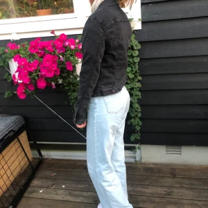 Pull and bear - Pull and bear jeansjacka storlek M men är liten i storleken i fint skick, 50kr. Köparen står för frakten💕