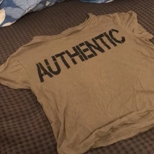 T-shirts - Snygg mörk grön tröja, ganska tunn med svart tryck på. Frakt 15 priset går att diskutera.