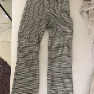 Rutiga byxor - Rutiga byxor som är vida och slutar vid ankeln från Zara, använd ett fåtal gånger 