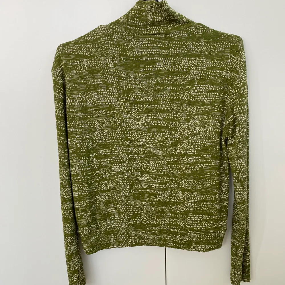 Säljer denna gröna tröja med vita mönster från Carin Wester. Har även hög krage. Inte använts många gånger alls. Tröjor & Koftor.