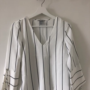 Randig Blus strl 32 - Svart- och vitrandig Blus från HM i fint skick, 70 kr + frakt