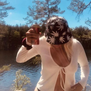 Kofta med snörning framtill  - Frakt kostar 33kr 