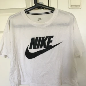 Nike tshirt - Vit Nike tröja med svart logga. Storlek S