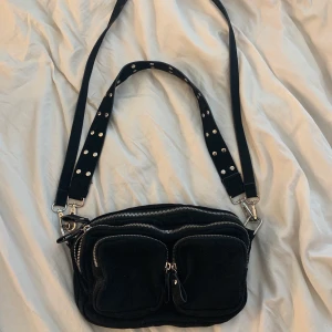 Väska - Säljer denna snygga väskan. Köpt på Gina Tricot. Säljer eftersom jag köpt en ny väska och denna ej kommer till användning. Pris 200kr. Frakt tillkommer på 49kr.