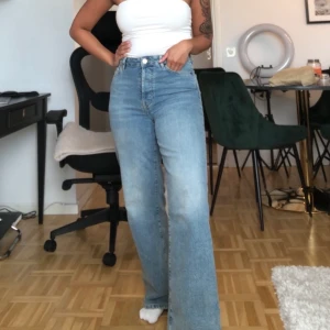 Raka jeans från Bik Bok storlek  - Raka jeans från Bik Bok i storlek 27 vilket motsvarar ungefär 36/S som är i väldigt bra skick. Endast använt ett par gånger. 