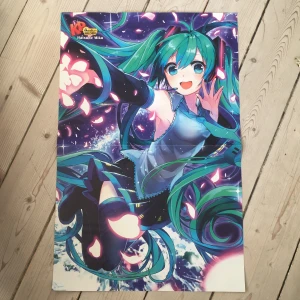 Hatsune miku poster - En hatsune miku poster från KP-tidningen! Den är vikt på mitten men det syns knappt. 