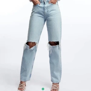 Gina tricot 90’s jeans💞💞 - Byter jätte gärna de här jeansen mot en strl 32 eftersom 34 tyvärr var förstora för mig, annars kan jag tänka mig sälja om jag får ett bra bud (inte säkert) Köpta för 599, bud börjar på 500 + frakt 🥰 HB: 650 + frakt