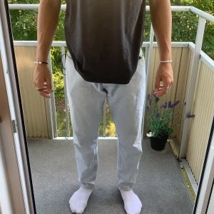 Ljusa zara jeans herr - Säljer mina ljusblåa jeans från zara, sparsamt använda, endast 3 gånger. Bra skick. Strl 46. Sitter snyggt oversized. 
