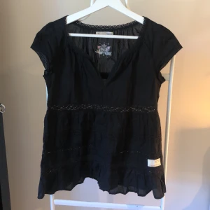 Odd Molly blus  - Storlek 0, vilket motsvarar Xs. Blus i nyskick, har aldrig använt. Väldigt fin att ha över en bikini eller bara ha som den är.