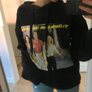 Hoddie  - Super mysig hoddie ifrån zara med tryck på framsidan och baksidan. Hoddien är köpt för 1-2 år sedan men inte använd så många gånger för att den är lite för stor för mih