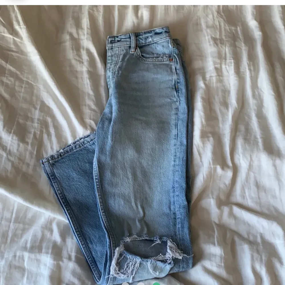Slitna jeans ifrån Gina tricot, i storlek 34. Fin blå färg med hål på knäna, älskar denna modellen men måste tyvärr sälja då det blev fel med storleken tyvärr 💙💙 köparen står för frakten . Jeans & Byxor.