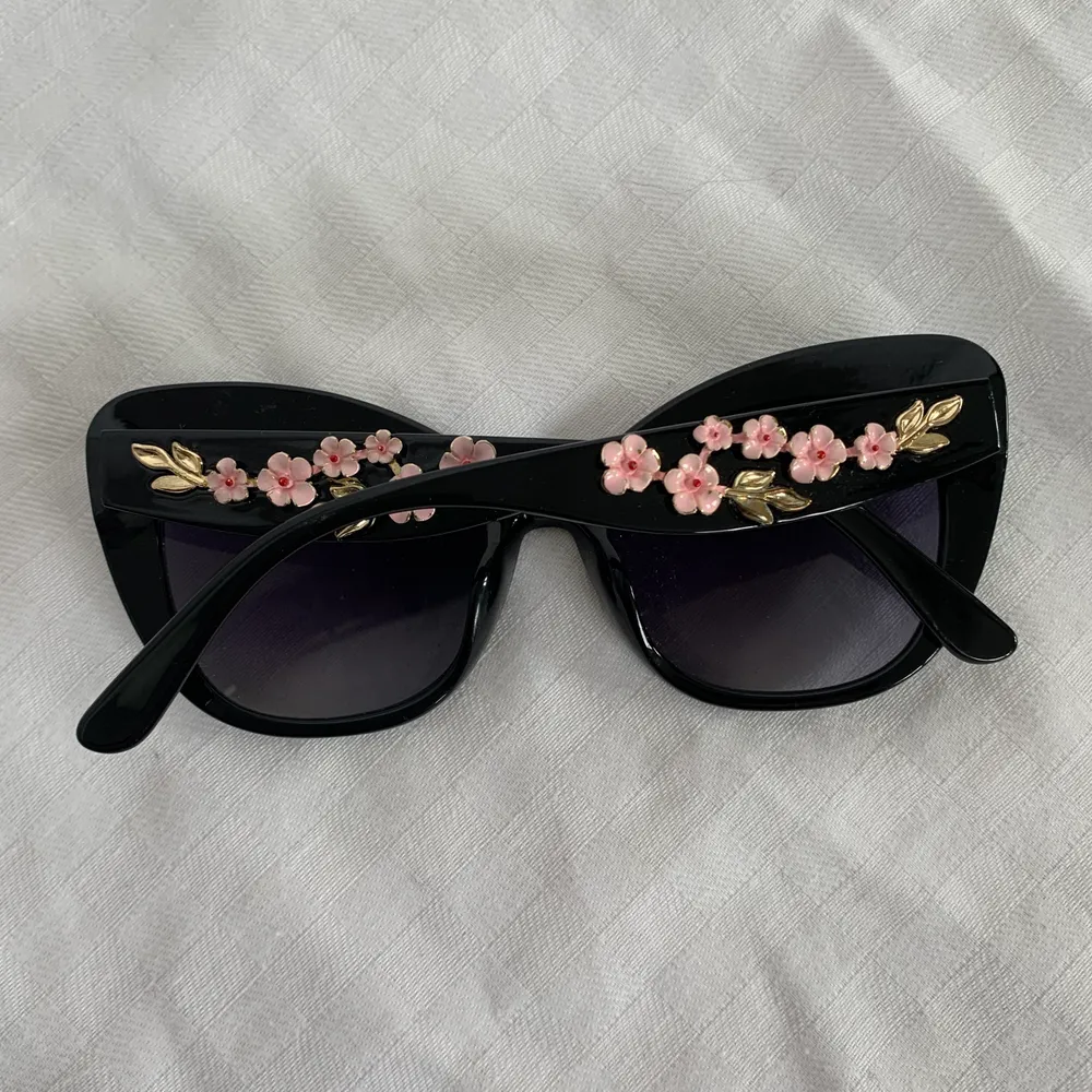 Coolaste solglasögonen med rosa blommor på bågarna. Önska att jag passade lite bättre i solglasögon för då hade jag aldrig tagit av mig dem. Köparen står för frakt, frimärken 11kr, spårbar 63kr🖤. Accessoarer.