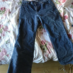As snygga breda jeans - Köpt på beonretro,nypris ksk 400,märket är tommyhillfiger ,men dem sitter såååå snyggt på och är typ oanvända pga har så många andra,storleken är lite oklar asså en vanlig m skulle kunna ha dem men även en lite mindre m så a.