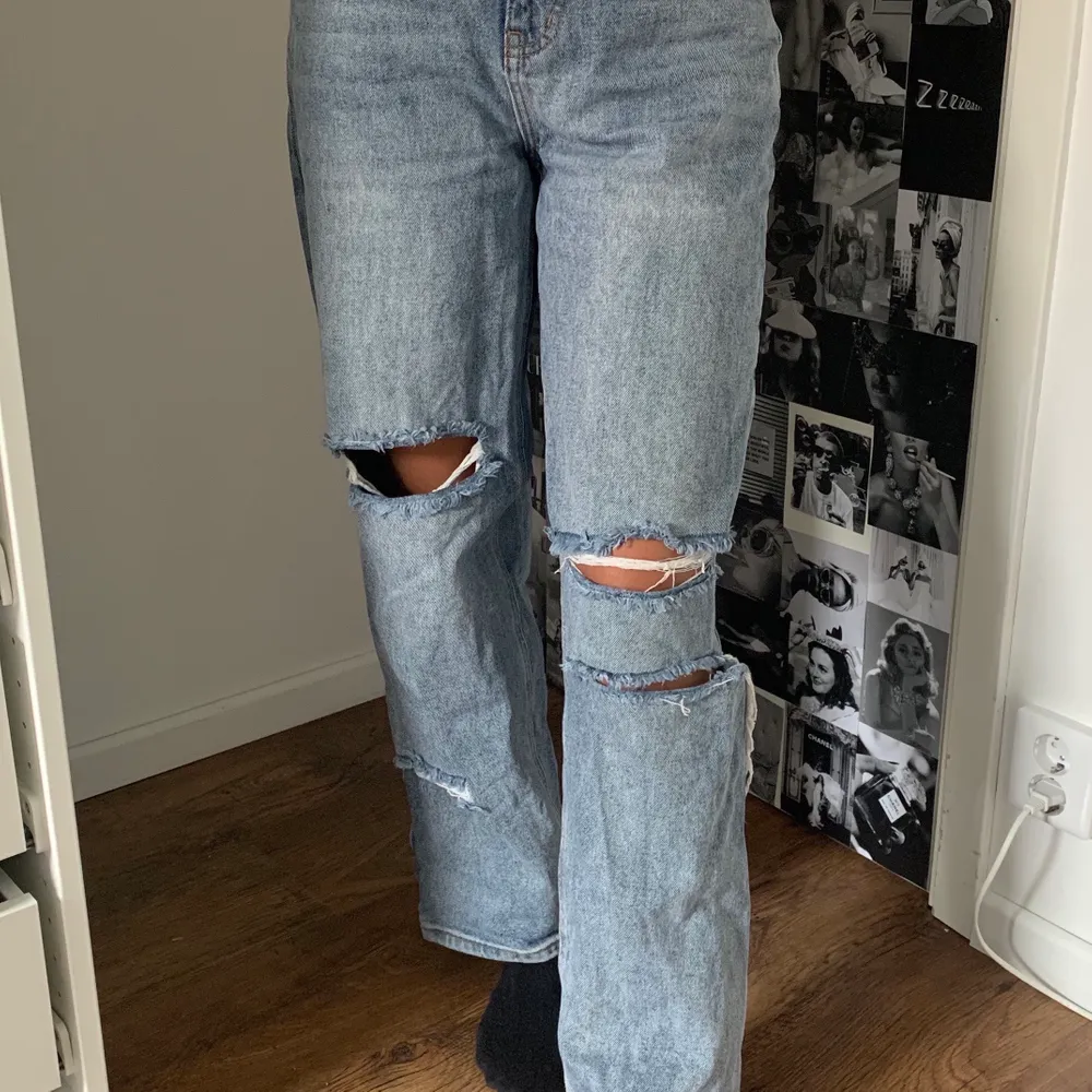 Jeans som ser ut att vara slutsålda från pretty little things hemsida ⚡️ säljer pga att jag tröttnat på dem men får jag inget bra bud så behåller jag gärna dem ⚡️ kontakta för fler bilder ⚡️ buda om det är många intresserade ⚡️ högsta bud: 460 ⚡️ frakt 79. Jeans & Byxor.