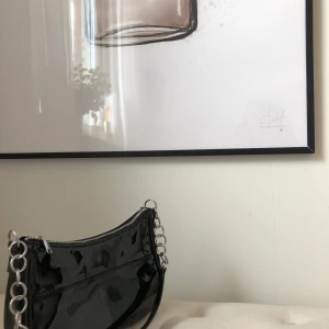 Lackad sholder bag  - Snygg lackad axelväska från h&m som inte kommer till användning! Priset är exkl frakt 