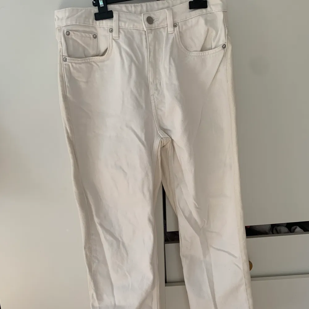 Raka jeans som är vita på framsidan och beige på baksidan. Jeans & Byxor.
