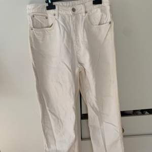 Raka jeans som är vita på framsidan och beige på baksidan