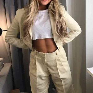 Kostymset från H&M STUDIOS - Säljer exklusivt set med kostymbyxor och croppad blazer från h&m studios i linnematerial. Ordinare pris är 2399kr sammanlagt. Båda delarna är slutsålda i hela världen. Skriv privat för mer info och bilder. 🧡 !!!!Säljer för 1000kr vid snabb affär!!!! 