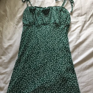 Somrig klänning🌸 - Såå fin blommig klänning i strl M som endast är testad men passade tyvärr inte😫 Säljes för 220+frakt💞             Så fin på, och skulle även vara jättefin med en hoodie över⭐️ Passar både M och S skulle jag säga:)(Oanvänd)      Pris kan diskuteras! 