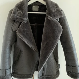 Grå bikerjacket  - Grå bikerjacket, inte alls använd mycket. Nyskick! Lite oversized. 