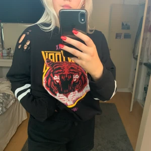 Tjocktröja med tryck - Säljer min sweatshirt från Gina. Den har ett lejon tryck och slitningar på några ställen. Assnygg och skön. Frakten inkluderas i priset.