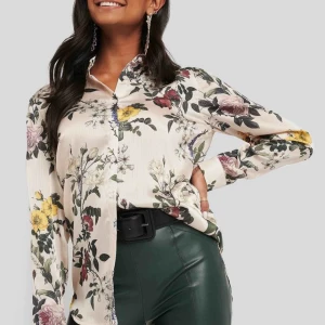  - Säljer exakt samma blus/skjorta som på bilderna från  NA-KD, kan skicka egen bild vid förfrågan! 🥰 Blusen är så fin och i skönt tyg. 🌸 Bara använd en gång, nyskick! Pris på NAKD - 499 kr. 