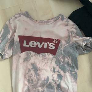 En grå rosa Levis t-shirt