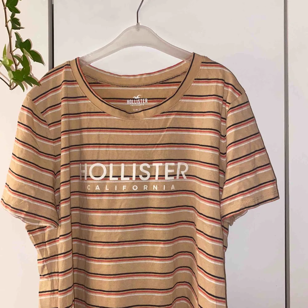 Jätte gullig tshirt jag köpte från Hollister förra året men har aldrig använt :/ Storlek L men eftersom det är en slim model så är den inte oversized.  Köparen står för frakten ✨. T-shirts.