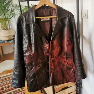 Jofama skinnkavaj - Jofama kavaj i äkta skinn. Jag köpte den second hand och har sen inte använt den själv eftersom den är lite för stor för mig (jag är vanligtvis xs eller s). Saknar en knapp men är övrigt i bra skick. 