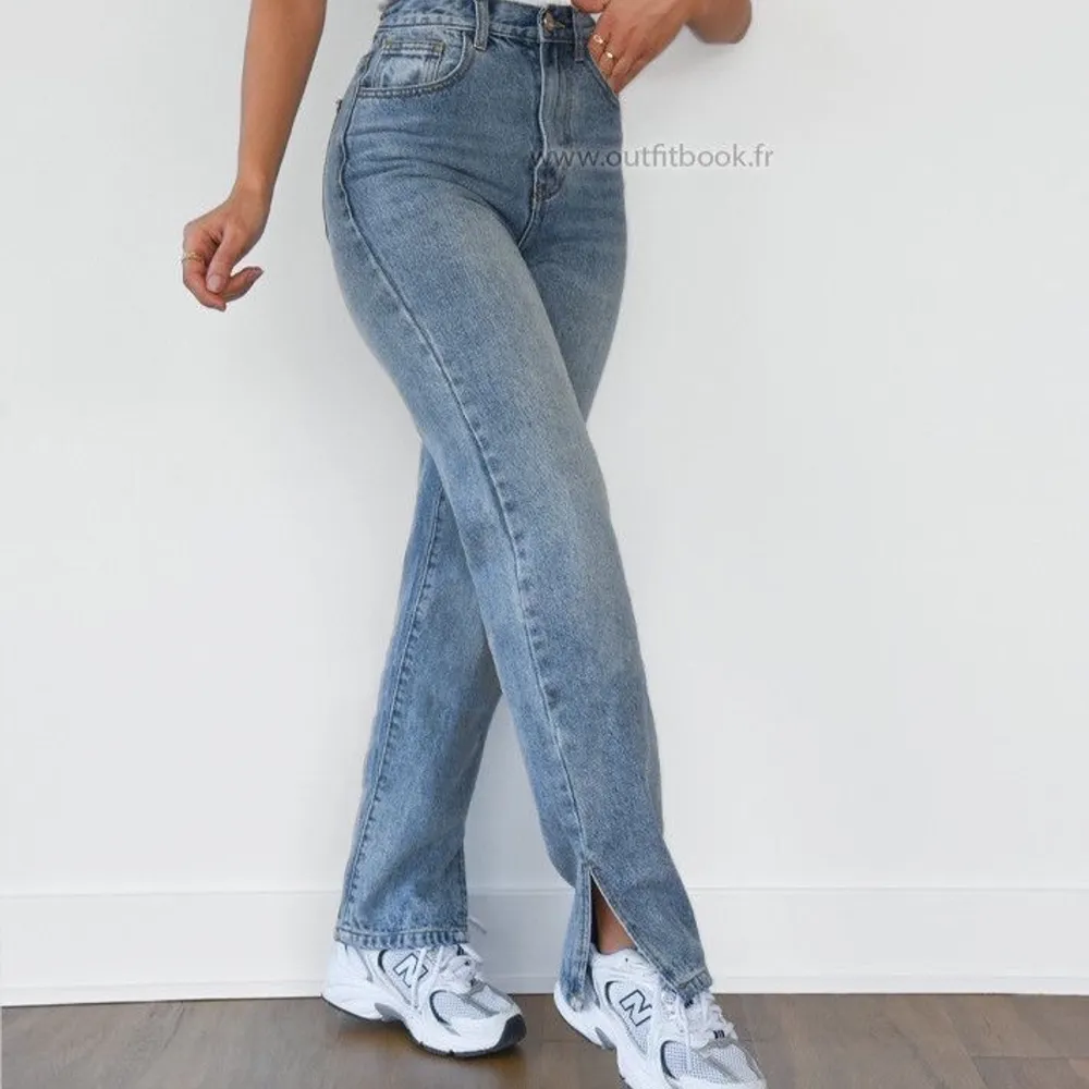 Väldigt populära jeans i storlek 36. De sitter lite mer tight upp till, raka längs med benen och avslutas med en sjukt snygg slits✨ Endast provade! Säljer då det var för stora för mig, därav lånade bilder. Pris: 400kr eller högsta budet💕. Jeans & Byxor.