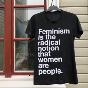 Tröja med feministiskt budskap - Så fin tröja med väldigt fint budskap! Riktig snygg och ger verkligen en statement. Storleken är S. 80 + frakt, budgivning vid flera intresserade. Betalning via swish 👒🌻