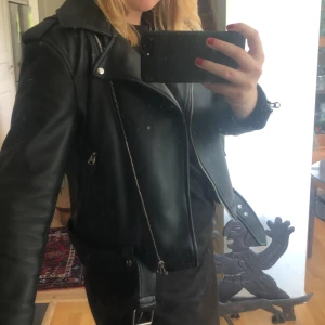 Skinnjacka - Skinnjacka från zara i storlek L, passar mig som är storlek S/M