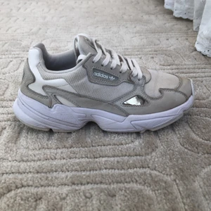 Adidas Falcon  - Bra skick, 1 år gammal. Buda gärna🤍