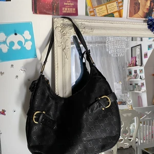 Supersöt svart väska  - Säljer denna väska, frakt 66kr💞💞 hör av dig för frågor eller intresse. Om fler är intresserad blir de budgivning kram😇