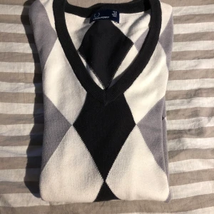 Fred Perry, V ringad tröja i str 38 - En V ringad tröja från Fred Perry i mycket gott skick